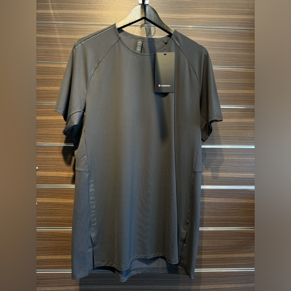 NWT Lululemon Pulse Motivation Short Sleeve Men’s Shirt Graphite Grey